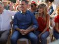 Pedro Sánchez y su mujer, en el mitin de Benalmádena