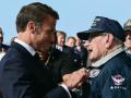 El presidente de Francia, Emmanuel Macron, junto a un veterano durante la ceremonia del Día D