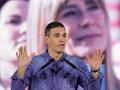 Pedro Sánchez en un mitin en Hospitalet, con la imagen de su mujer de fondo