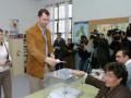 Don Felipe y Doña Letizia depositan su voto en el referéndum de la Constitución Europea en 2005