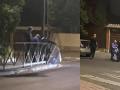 Momento en el que un grupo de personas arranca una lona del PP en Rivas