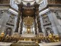Vista del baldaquino y el altar papal desde la entrada a la cripta de la tumba de san Pedro