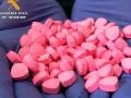 Imagen de archivo de unas pastillas de éxtasis rosas