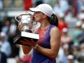 La tenista polaca Iga Swiatek besa el trofeo de Roland Garros tras haber ganado la final ante la italiana Jasmine Paolini