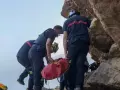 Un momento del rescate del cuerpo del joven ahogado en Benidorm