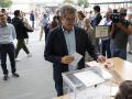 El líder del PP, Alberto Núñez Feijóo, vota en el Colegio Ramiro de Maeztu de Madrid