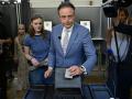 El líder del N-VA Bart De Wever en el momento de depositar su voto