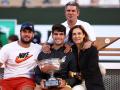 Carlos Alcaraz celebra el título de Roland Garros con sus padres Virginia y Carlos y con su hermano Álvaro