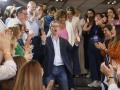 El líder del PP, Alberto Núñez Feijóo, celebra los resultados con Dolors Montserrat y Cuca Gamarra