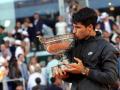 Carlos Alcaraz besa la 'Copa de Mosqueteros' tras conquistar su primer Roland Garros