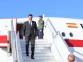 El presidente del Gobierno de España, Pedro Sánchez, baja del avión presidencial