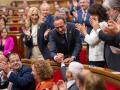 El recién elegido presidente del Parlament de Catalunya, Josep Rull, entre aplausos.