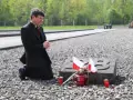 Un sacerdote reza en Dachau ante el lugar donde se emplazó el barracón para curas