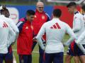 Luis de la Fuente con los jugadores durante el entrenamiento en Alemania
