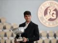 Carlos Alcaraz posa con el título de Roland Garros en las gradas de la pista Philippe Chatrier