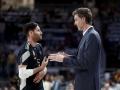 Pau Gasol conversa con el alero del Real Madrid Rudy Fernández