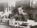 Alfonso XIII en su escritorio en 1915