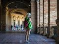 Un turista por la Plaza de España de Sevilla.