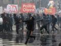 Manifestantes de izquierdas protestan violentamente afuera del Legislativo en Buenos Aires