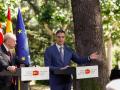 El presidente del Gobierno español, Pedro Sánchez (d) y el presidente turco, Recep Tayyip Erdogan, durante una rueda de prensa conjunta tras la reunión de alto nivel España-Turquía, este jueves en el Palacio de la Moncloa, en Madrid. EFE/ Javier Lizón