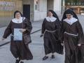 La madre superiora del convento de Belorado, Sor Isabel de la Trinidad, y tres monjas del convento de Belorado salen del juzgado de Burgos