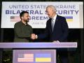 Los presidentes Volodímir Zelenski de Ucrania y Joe Biden de EE.UU. estrechan las manos tras firmar un acuerdo de seguridad en Italia