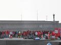 Decenas de migrantes son atendidos por los equipos de Emergencias de Canarias, en el Puerto de La Estaca (El Hierro)