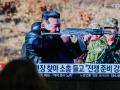 Una televisión de Seúl emite imágenes del dictador norcoreano Kim Jong-un durante unas prácticas de tiro