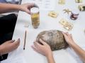 Varios niños con un caparazón de tortuga y diferente material escolar en Madrid