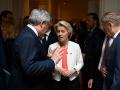 Ursula von der Leyen charla con Antonio Tajani en la reunión del Partido Popular Europeo