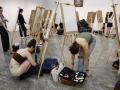 Varios estudiantes preparan su material de trabajo antes de someterse a la prueba de Dibujo Artístico II, dentro de la EBAU