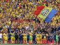 Los jugadores de Rumanía celebran la victoria frente a Ucrania con su afición