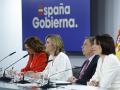 La portavoz del Gobierno, flanqueada por los ministros de Ciencia, Agricultura y Sanidad