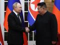Vladimir Putin saluda a Kim Jong Un durante su visita a Corea del Norte