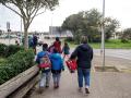 Varios niños saliendo de una escuela en Mahón (Menorca)
