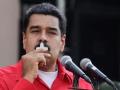 Nicolás Maduro besa una cruz en uno de sus mítines
