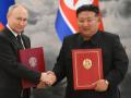 El presidente ruso Vladimir Putin, le da la mano al líder de Corea del Norte, Kim Jong Un