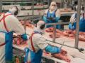Trabajadores de una empresa de productos cárnicos.