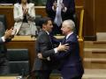 El recién elegido lendakari de la XIII legislatura, Imanol Pradales, saluda al lendakari saliente, Iñigo Urkullu