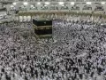 Una multitud de peregrinos dan vueltas alrededor de la Kaaba en la Gran Mezquita