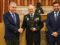 El alcalde de Sevilla, José Luis Sanz, y Alberto Jiménez-Becerril hijo entregan el premio a la Policía Nacional