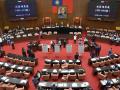 Una vista general muestra a los legisladores preparándose para votar sobre la reconsideración de proyectos de ley controvertidos en el Parlamento de Taipei