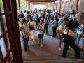 Algunos profesores minutos antes de entrar el centro escolar para comenzar las pruebas