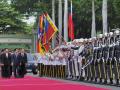 El presidente de Taiwán, Lai Ching-te, inspecciona una guardia de honor en la Academia Militar de la República de China (ROC)