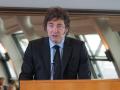 El presidente de Argentina, Javier Milei, ofrece un discurso al recibir este sábado en la ciudad alemana de Hamburgo