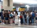 Varias personas en la estación de Chamartín (Madrid), el 19 de junio de 2024.