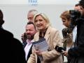 La líder del partido francés Agrupación Nacional (RN), Marine Le Pen, en un mercado en Henin-Beamont, al norte de Francia