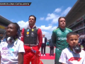 Fernando Alonso y Carlos Sainz durante el himno de España