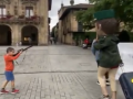 Un niño simula que dispara a un Guardia Civil en País Vasco