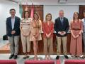 Marina Álvarez, directora de la Unidad Radiodiagnóstico y Cáncer de Mama del Hospital Universitario Reina Sofía; y Rafael Casaño, presidente del Colegio de Farmacéuticos de Córdoba, en el centro, junto al resto de profesionales que han impartido el curso a los farmacéuticos cordobeses
